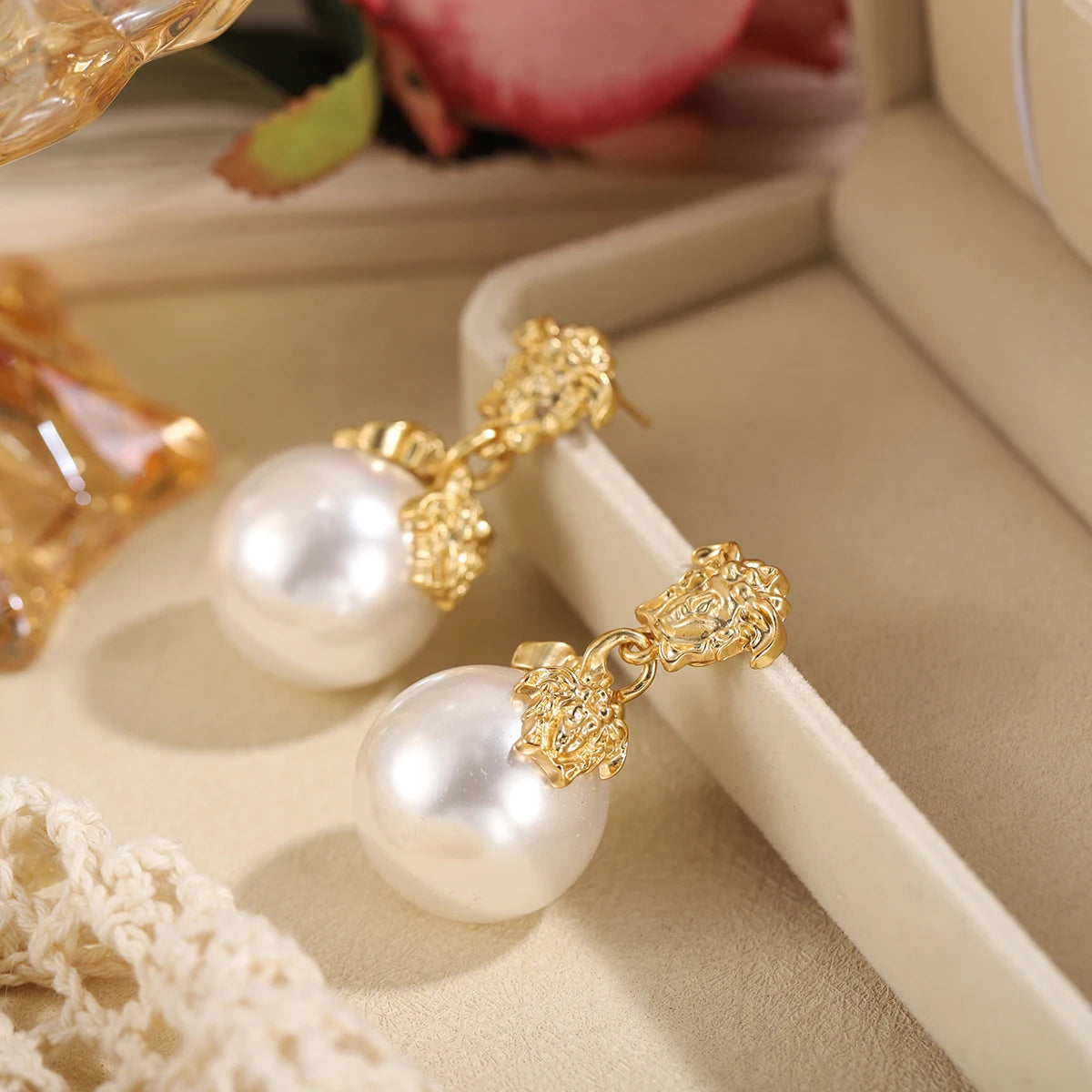 Baroque-style Pearl Pendant Earrings with Portrait Motifs, Women's Vintage Gold-Plated Medusa Pendant Earrings, Courtly Style